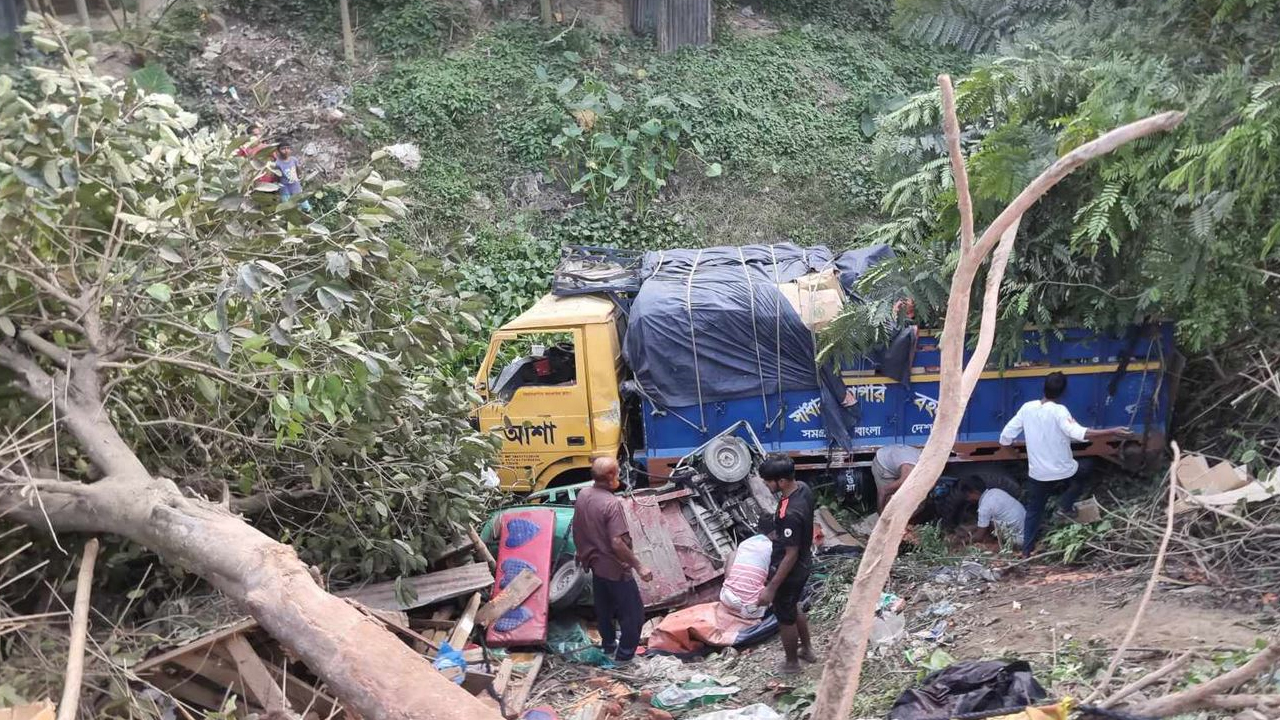 দুর্ঘটনাকবলিত ট্রাক ও অটোরিকশার যাত্রীদের উদ্ধারে তৎপরতা। ছবি : কালবেলা