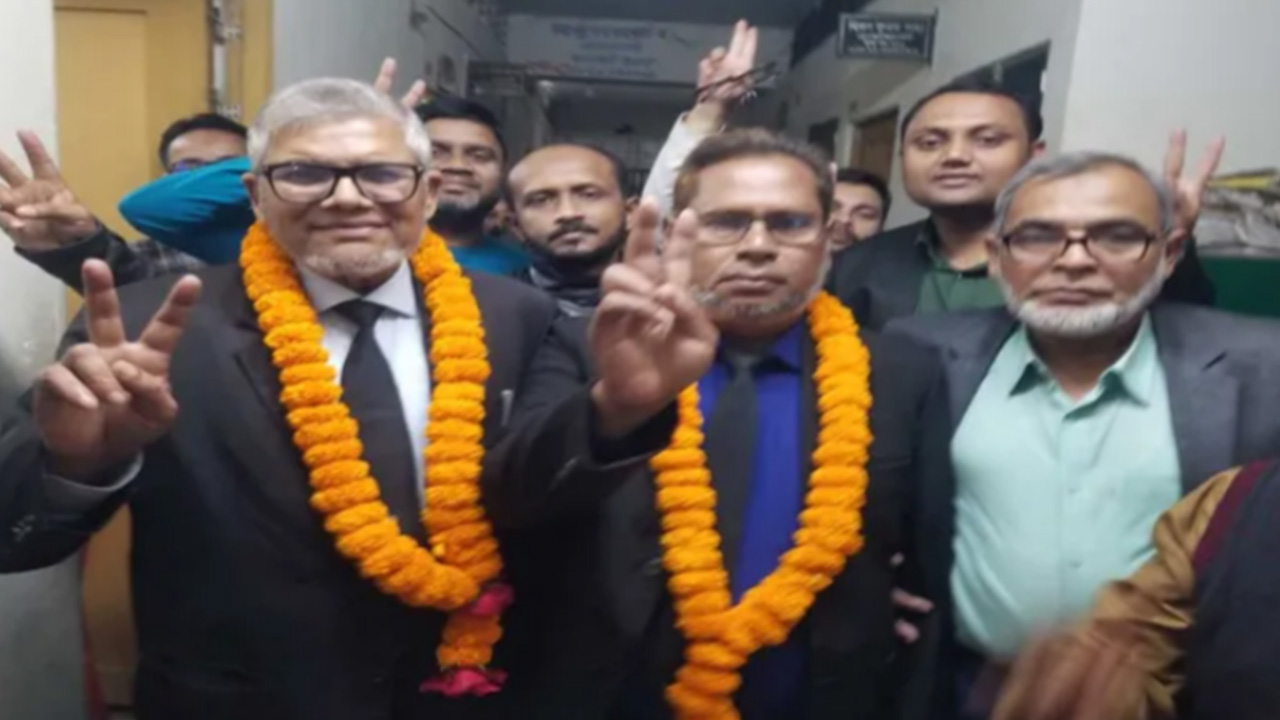 বগুড়া জেলা বার সমিতির নির্বাচনে বিএনপি-জামায়াত সমর্থিত ‘মুক্তা-জাফর’ প্যানেল বিজয়ী। ছবি : কালবেলা