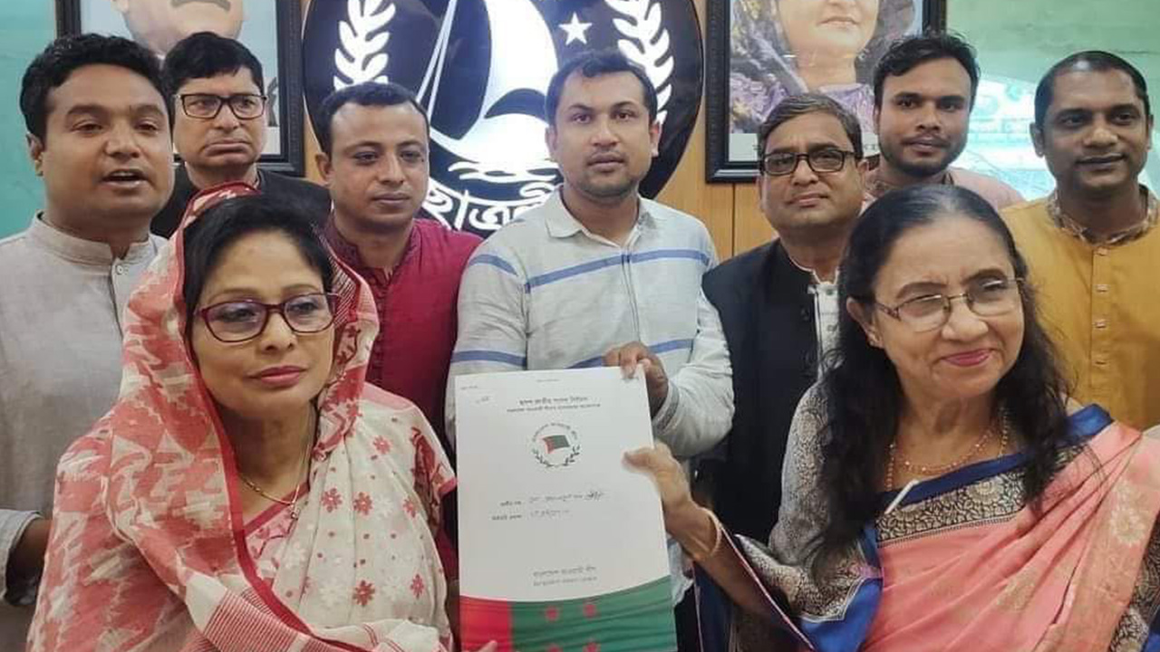 কুড়িগ্রাম-১ আসনে আ.লীগের মনোনয়নপত্র নেন রেজওয়ানুল হক চৌধুরী শোভন। ছবি : কালবেলা