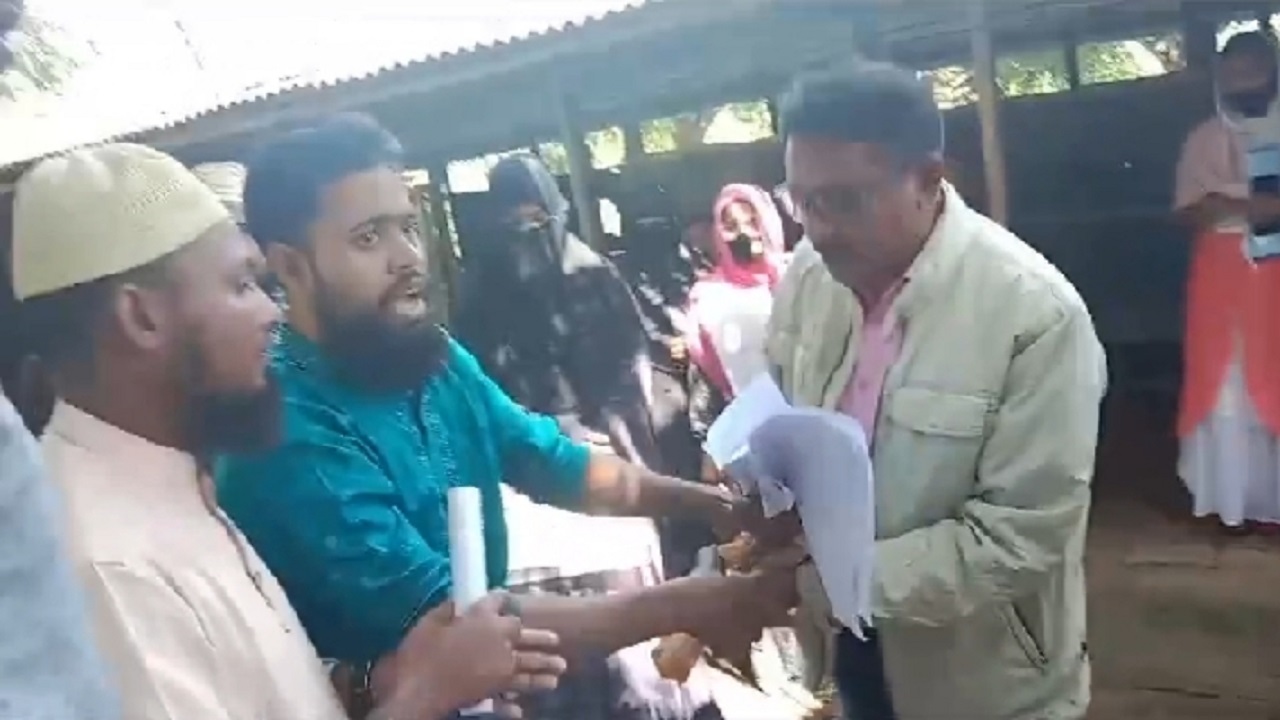 চাঁদা আদায়ের প্রতিবাদে বাকবিতণ্ডায় জড়িয়ে পড়েন শিক্ষার্থী ও কেন্দ্র সংশ্লিষ্টরা। ছবি : কালবেলা