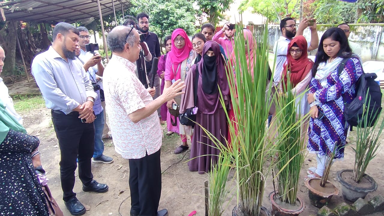 উদ্ভাবিত পঞ্চবীহি ধান সম্পর্কে শিক্ষার্থীদের তথ্য দিচ্ছেন জিন বিজ্ঞানী ড. আবেদ চৌধুরী। ছবি : কালবেলা