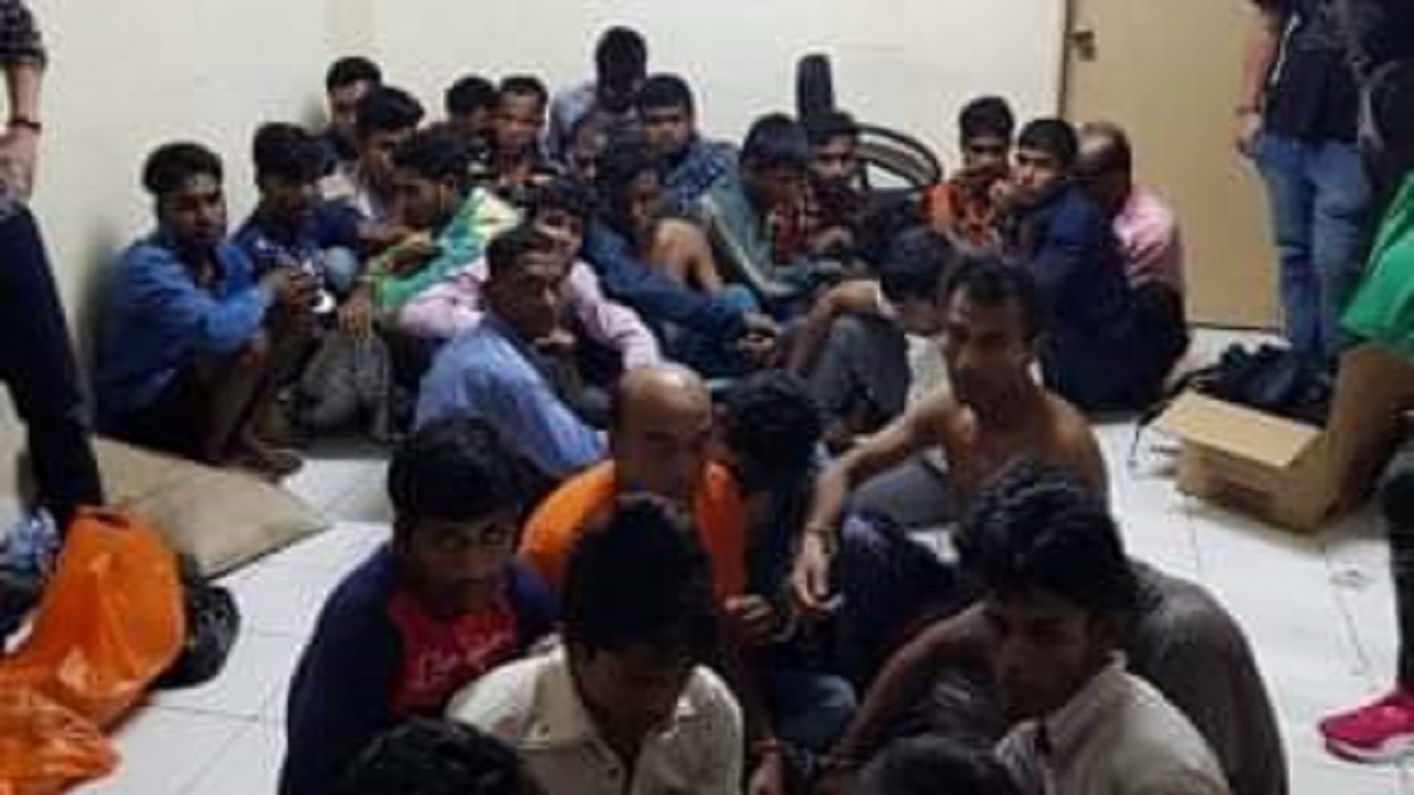সমুদ্রপথে মালয়েশিয়া যাওয়ার পথে উদ্ধার হওয়া রোহিঙ্গাদের একাংশ। ছবি : কালবেলা