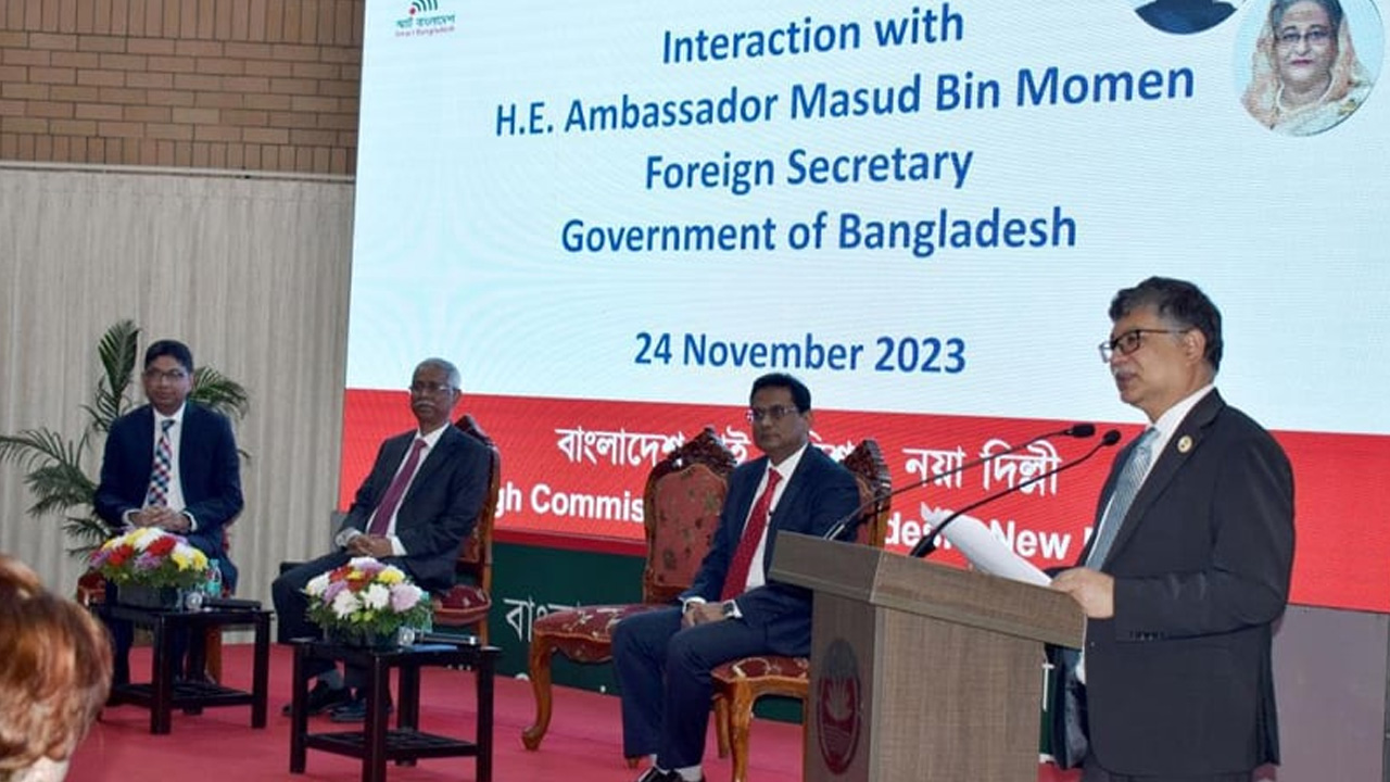 দিল্লির হায়দরাবাদ হাউসে ৯০ দেশের দূতদের কাছে বাংলাদেশের সাম্প্রতিক রাজনৈতিক পরিস্থিতি এবং আগামী সাধারণ নির্বাচনের প্রস্তুতির বিষয় তুলে ধরেন পররাষ্ট্র সচিব মাসুদ বিন মোমেন। ছবি : সংগৃহীত