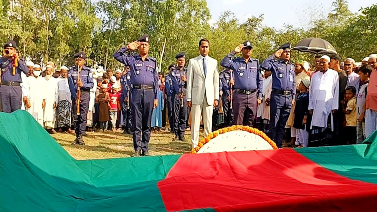 বীর মুক্তিযোদ্ধাকে রাষ্ট্রীয় মর্যাদায় গার্ড অব অনার প্রদান। ছবি : কালবেলা