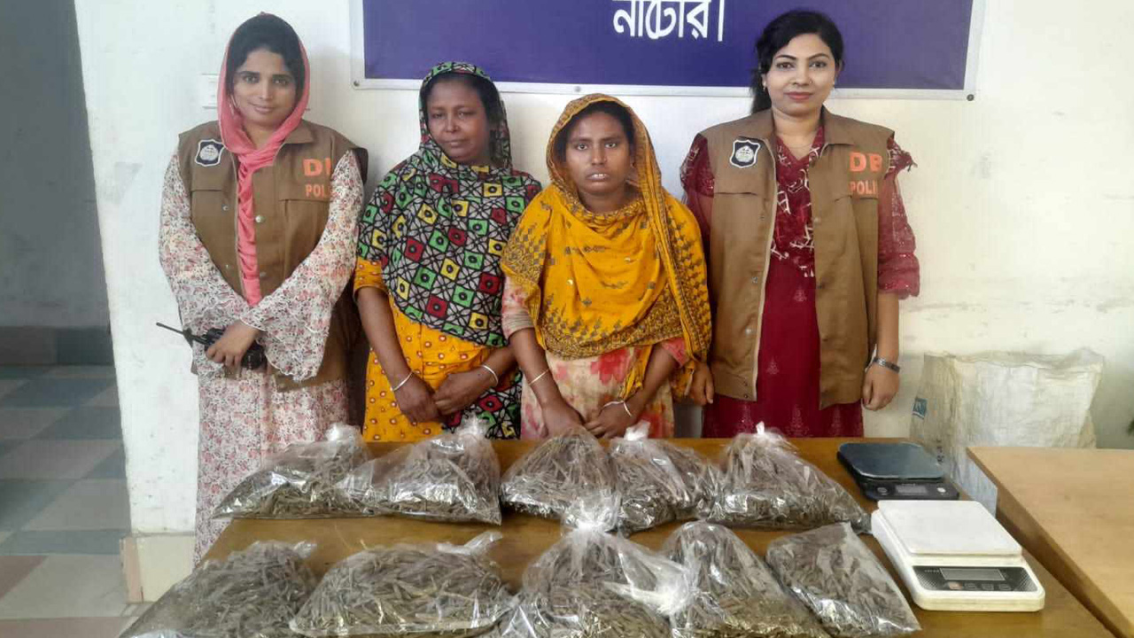 গাঁজাসহ গ্রেপ্তার স্বপ্না ও রুমা বেগম। ছবি : কালবেলা