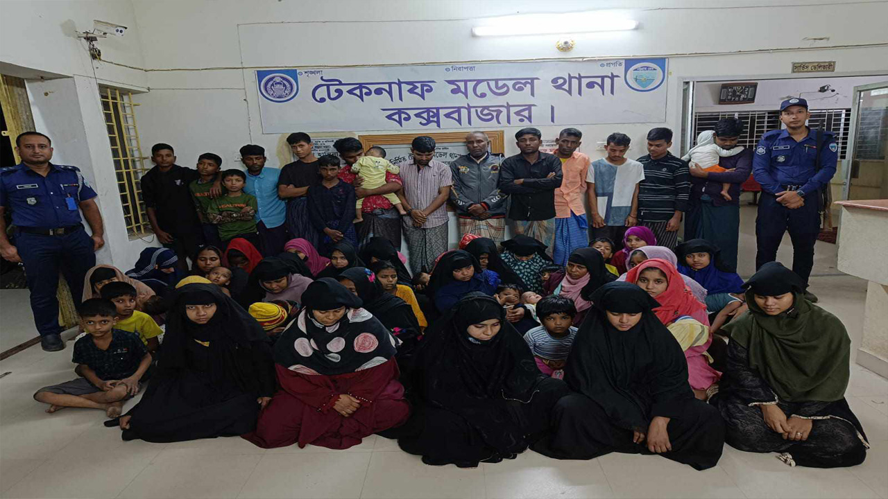 অবৈধভাবে সাগরপথে মালয়েশিয়া যাওয়ার প্রস্তুতিকালে উদ্ধার রোহিঙ্গারা। ছবি : কালবেলা