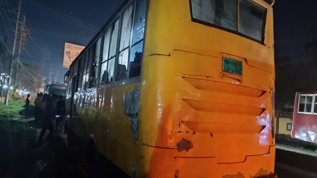 দাঁড়িয়ে থাকা একটি বাসে আগুন দিয়েছে দুর্বৃত্তরা। ছবি : কালবেলা