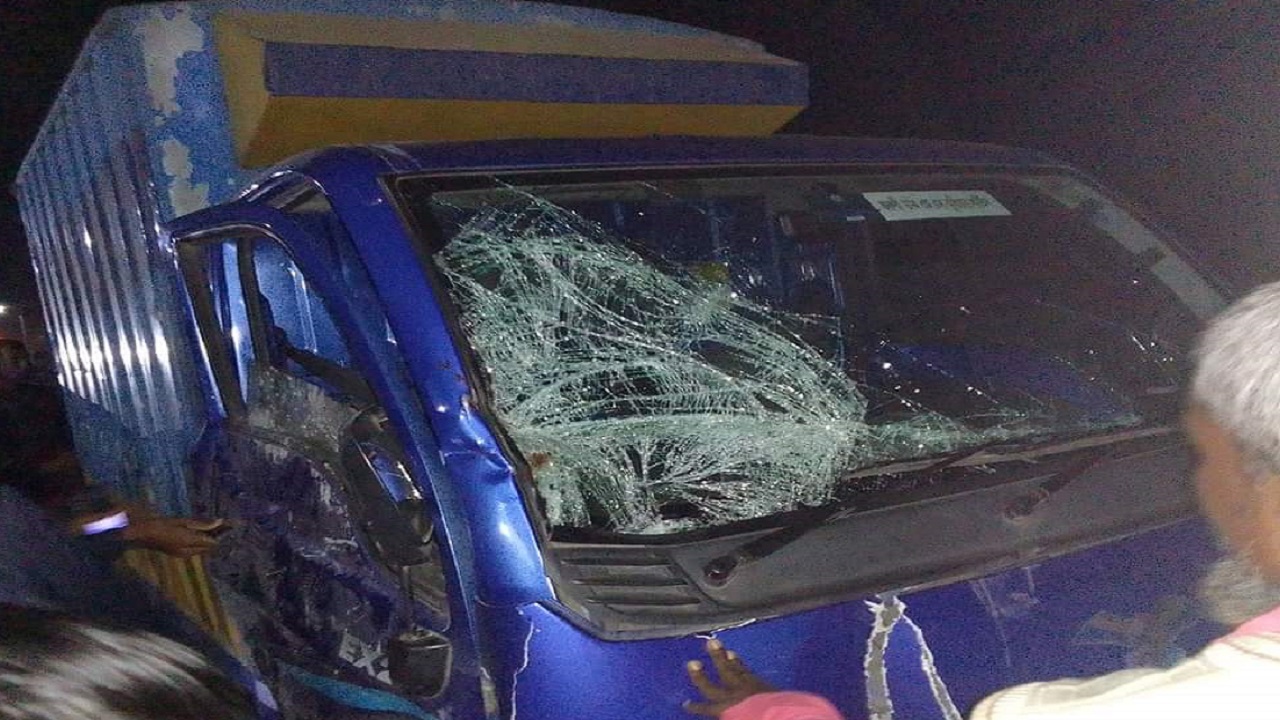কাভার্ডভ্যানটি (রংপুর মেট্রো-১১০১৭৯) আটক করা হয়েছে। ছবি : কালবেলা