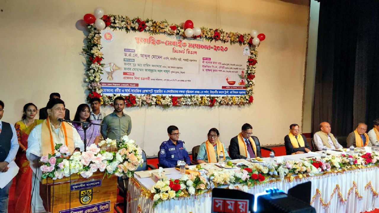 জেলা শিল্পকলা অ্যাকাডেমিতে বক্তব্য রাখছেন ড. এ কে আব্দুল মোমেন। ছবি : কালবেলা