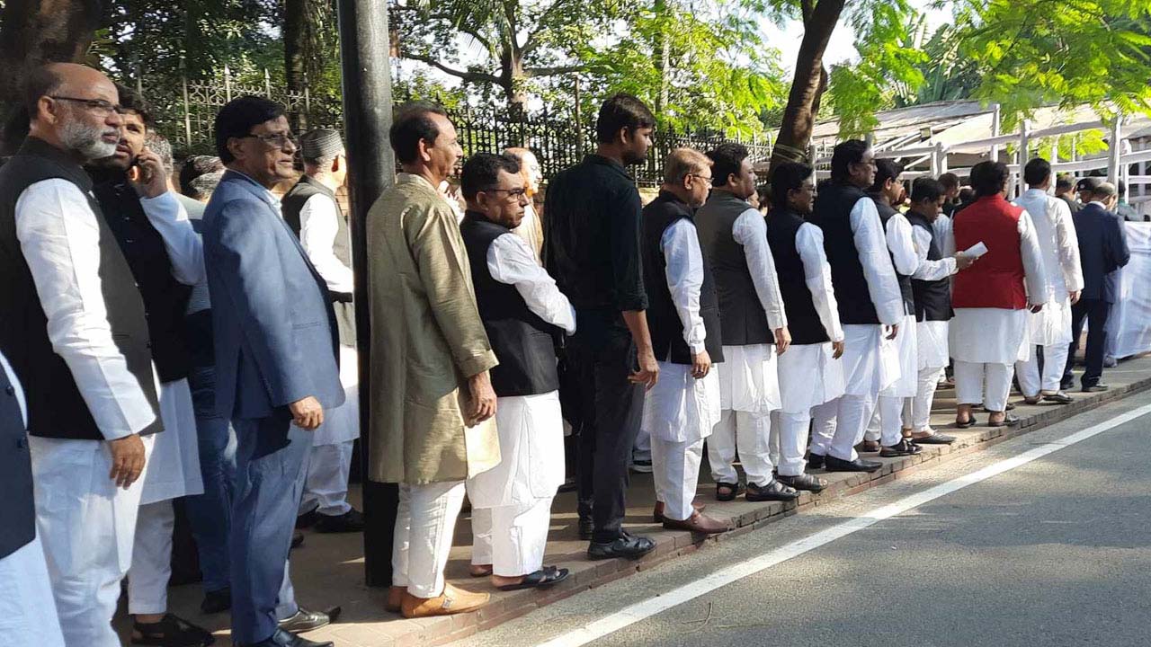 গণভবনে প্রবেশের অপেক্ষায় মনোনয়নপ্রত্যাশীদের দীর্ঘ লাইন। ছবি: সংগৃহীত