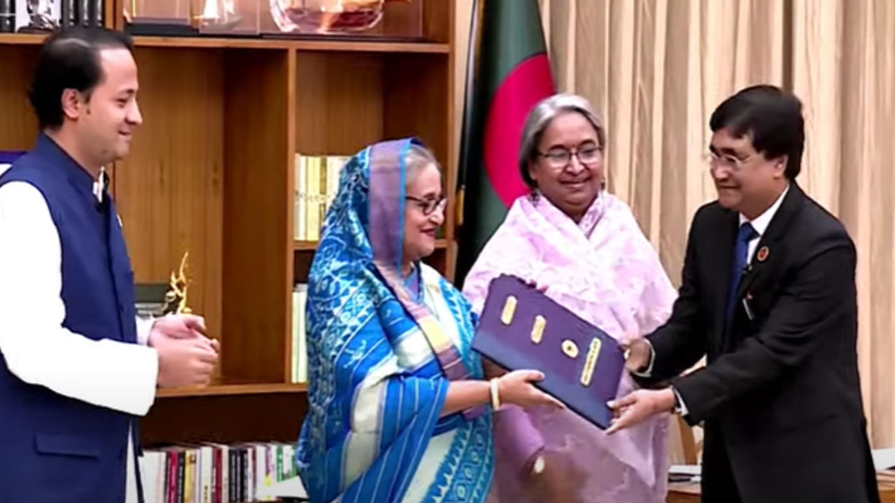 প্রধানমন্ত্রীর কাছে এইচএসসি পরীক্ষার ফল হস্তান্তর করছেন বোর্ড চেয়ারম্যানরা।  ছবি : সংগৃহীত