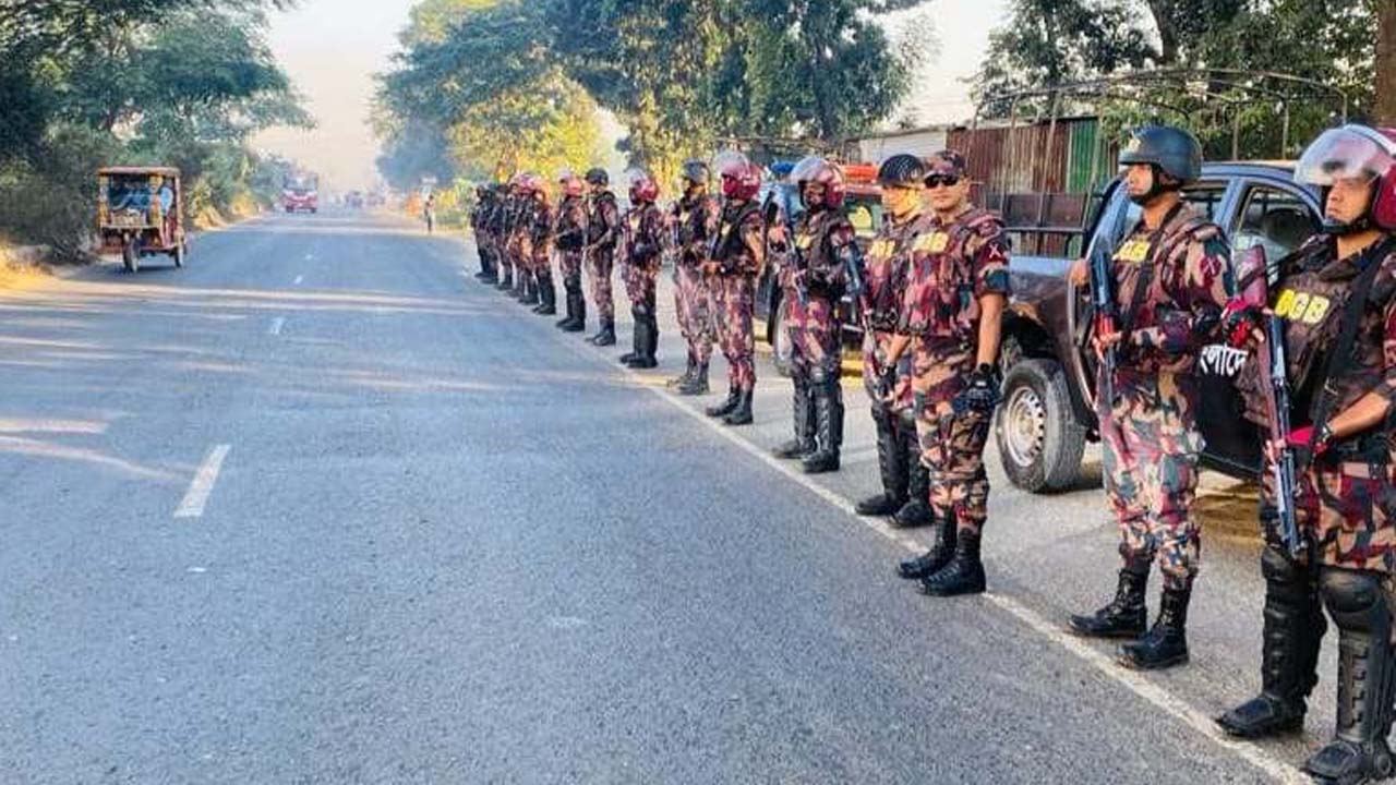 আইনশৃঙ্খলা পরিস্থিতি নিয়ন্ত্রণে বিজিবি মোতায়েন। ছবি : কালবেলা