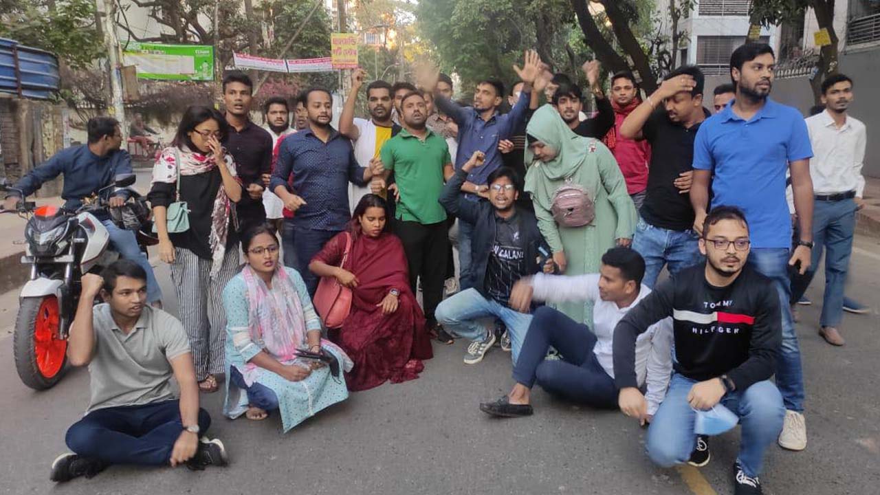 ধানমন্ডিতে বেসরকারি বিশ্ববিদ্যালয় ছাত্রদললের বিক্ষোভ মিছিল ও সড়ক অবরোধ। ছবি : কালবেলা