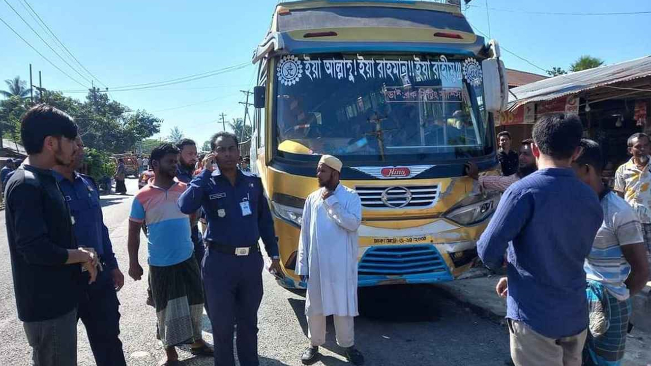 দুর্ঘটনাস্থল পরিদর্শন করে পুলিশ। ছবি : কালবেলা
