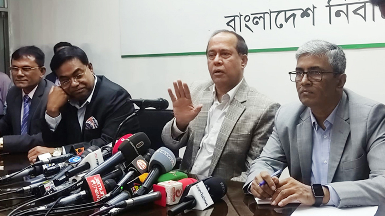 আগারগাঁওস্থ নির্বাচন কমিশনের কার্যালয়ে সাংবাদিকদের সঙ্গে কথা বলেন সিইসি কাজী হাবিবুল আউয়াল। ছবি : সংগৃহীত