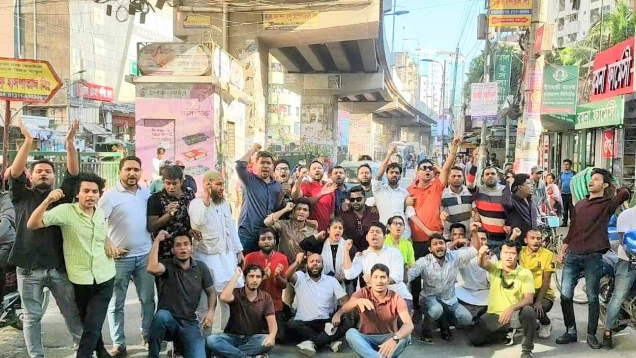 বিএনপির অবরোধে মগবাজারে ছাত্রদলের বিক্ষোভ মিছিল। ছবি : কালবেলা