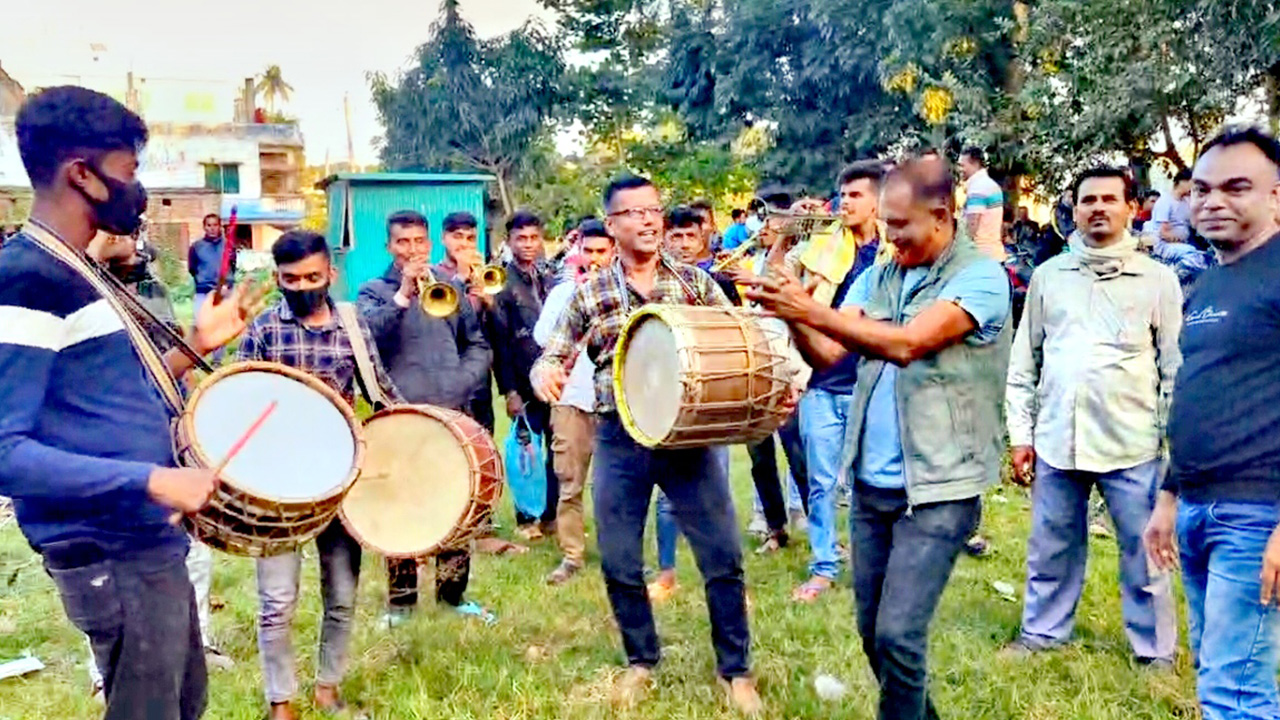 মাশরাফির মনোনয়ন পাওয়ার খবরে তার নির্বাচনী এলাকায় আনন্দ মিছিল-মিষ্টি বিতরণ। ছবি : কালবেলা