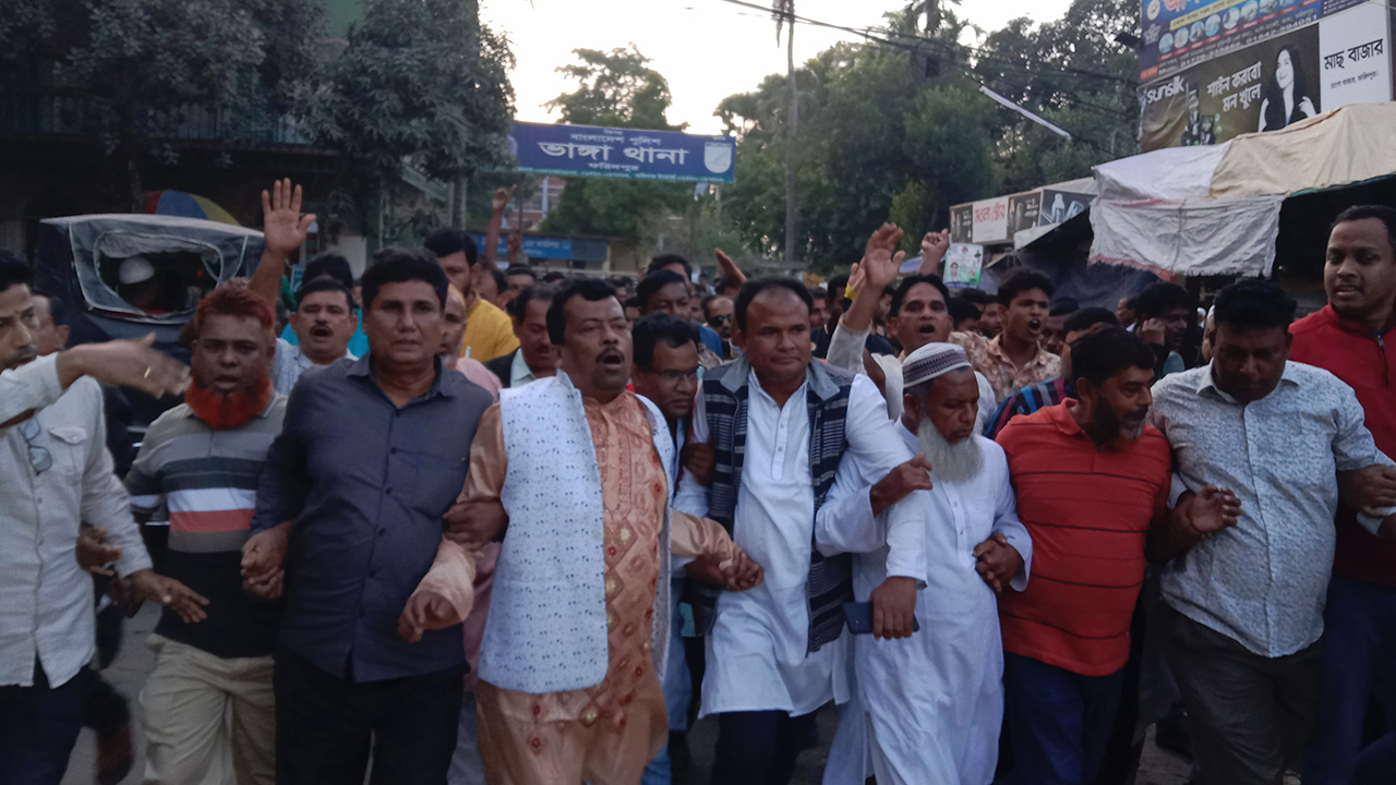 কাজী জাফর উল্লাহ মনোনয়ন পাওয়ায় ফরিদপুরের ভাঙ্গায় আনন্দ মিছিল ও মিষ্টি বিতরণ। ছবি : কালবেলা