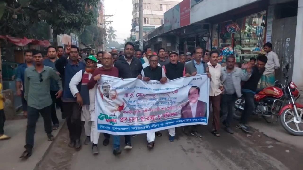 ঘিওরে আনন্দ মিছিল ও মিষ্টি বিতরণ করেন দলীয় নেতাকর্মীরা। ছবি : কালবেলা