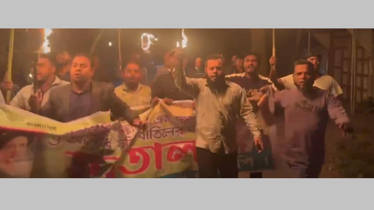 নির্বাচনের তপশিল বাতিল ও সরকারের পদত্যাগের দাবিতে মুন্সীগঞ্জে মশাল মিছিল ও সড়কপথ অবরোধ কর্মসূচি পালন করেছে স্থানীয় বিএনপি ও অঙ্গসংগঠনের নেতাকর্মীরা। ছবি : কালবেলা 