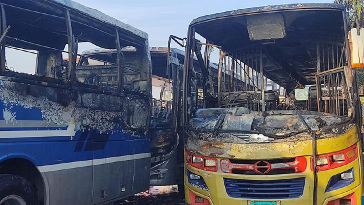 নাটোরে দাঁড়িয়ে থাকা বাস তিনটিতে আগুন দেয় দুর্বৃত্তরা। ছবি: সংগৃহীত