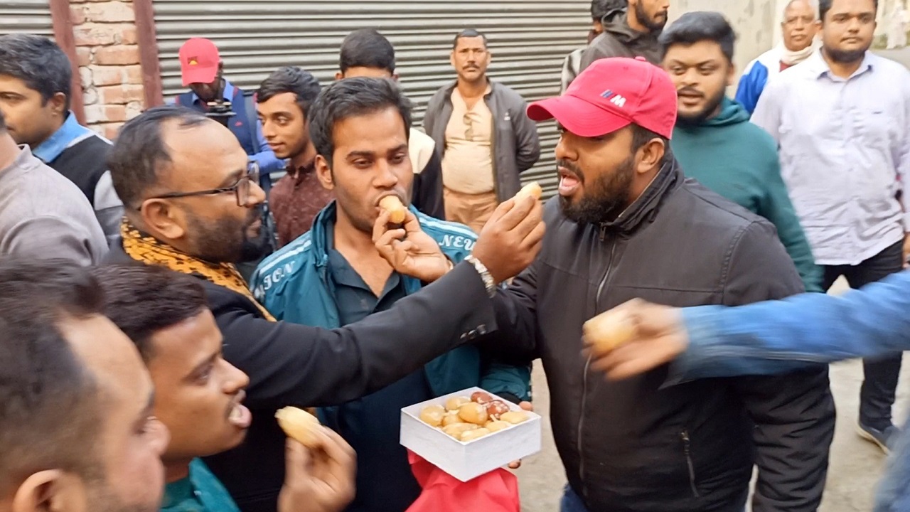 সাকিব আল হাসানের সমর্থকদের মিষ্টি বিতরণ। ছবি : কালবেলা
