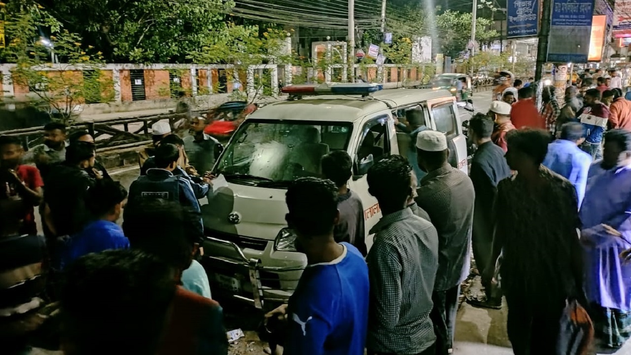 সিলেটে মিছিল থেকে ভাঙচুর করা অ্যাম্বুলেন্স। ছবি : কালবেলা