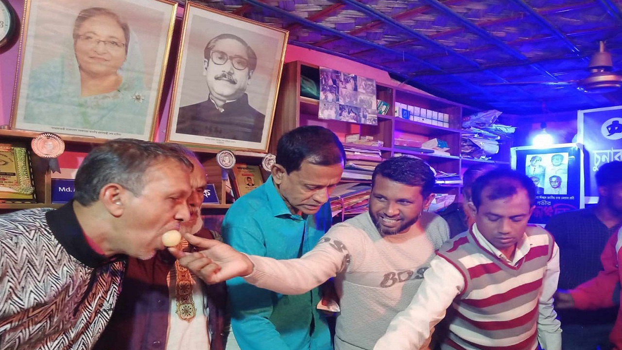 হবিগঞ্জে মিষ্টি বিতরণ। ছবি : কালবেলা