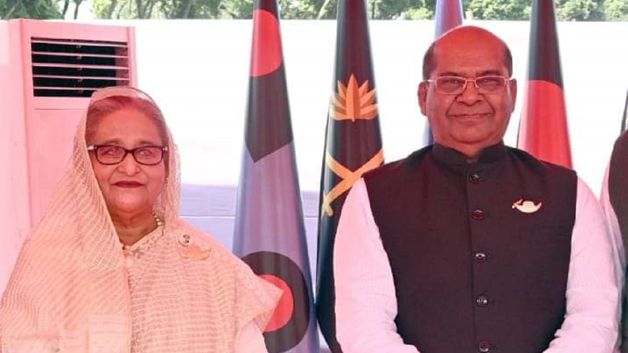 প্রধানমন্ত্রী শেখ হাসিনার পাশে অধ্যক্ষ মুহিব্বুর রহমান মুহিব। ছবি : সংগৃহীত