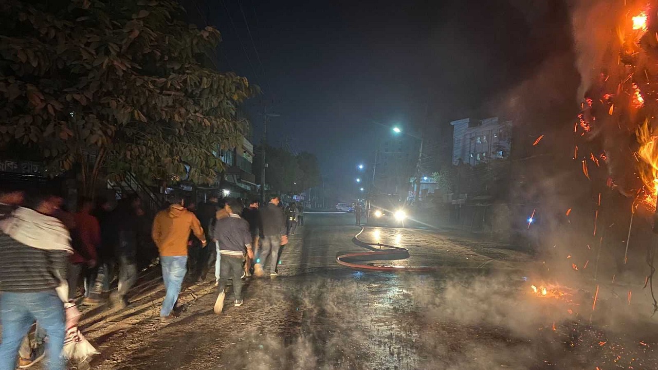 রাবি ক্যাম্পাস এলাকায় ট্রাকে আগুন দিয়েছে দুর্বৃত্তরা। ছবি : কালবেলা