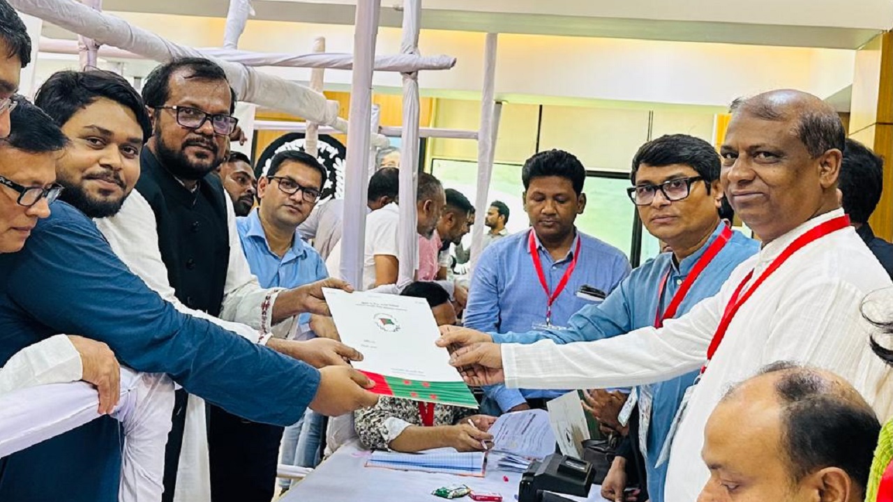 আওয়ামী লীগের দলীয় মনোনয়নপত্র সংগ্রহ করছেন ডা. এ এস এম নাজমুল হক সাগর। ছবি : কালবেলা