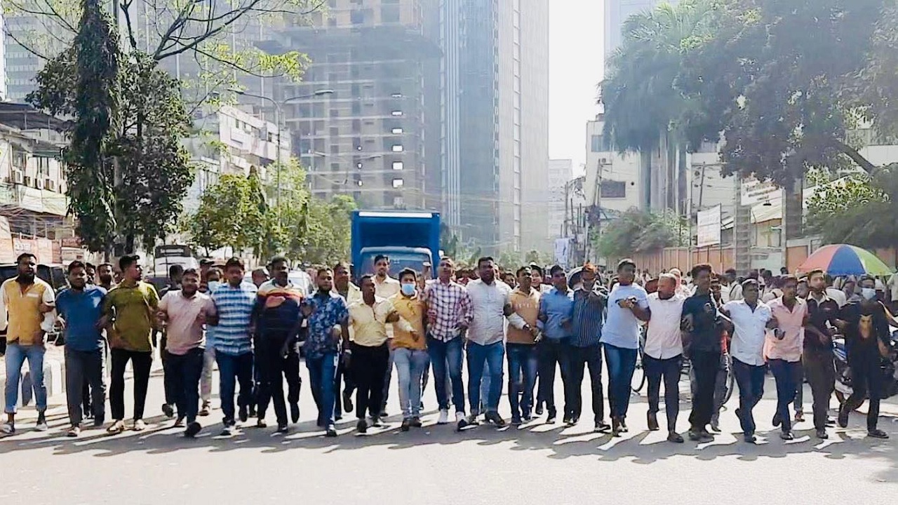 অবরোধ সফলে রাজধানীর চার স্থানে বিক্ষোভ মিছিল করেছে ঢাকা দক্ষিণ স্বেচ্ছাসেবক দলের নতোকর্মীরা। ছবি : কালবেলা