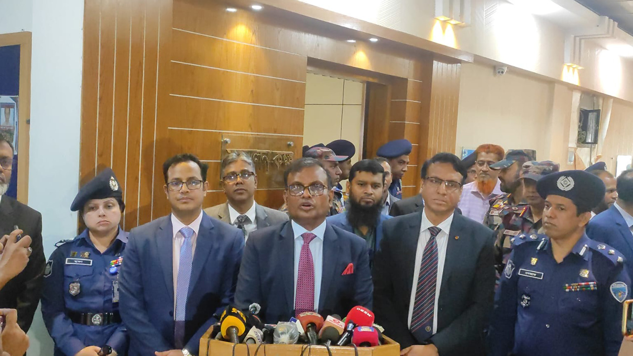 রাঙামাটিতে মতবিনিময় সভা শেষে ইসি আনিছুর রহমান। ছবি : কালবেলা