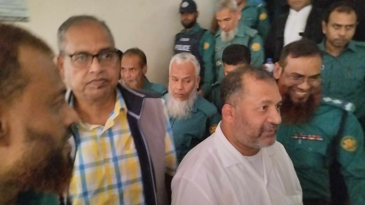 বিএনপির ভাইস চেয়ারম্যান শামসুজ্জামান দুদু ও বিএনপির মিডিয়া সেলের আহ্বায়ক জহির উদ্দিন স্বপনের দুই দিনের রিমান্ড মঞ্জুর করেছেন আদালত। ছবি : কালবেলা