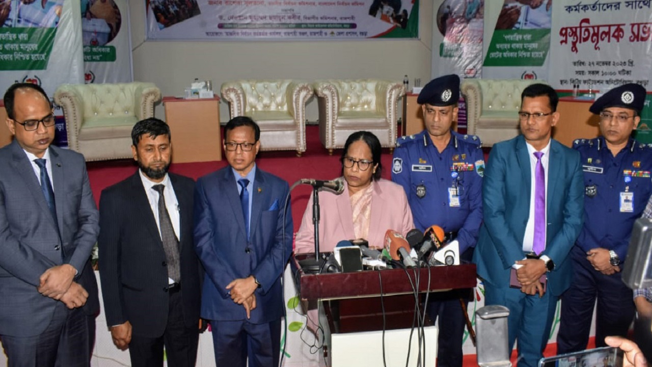সোমবার বগুড়ায় সাংবাদিকদের সঙ্গে কথা বলেন নির্বাচন কমিশনার রাশেদা সুলতানা। ছবি : কালবেলা