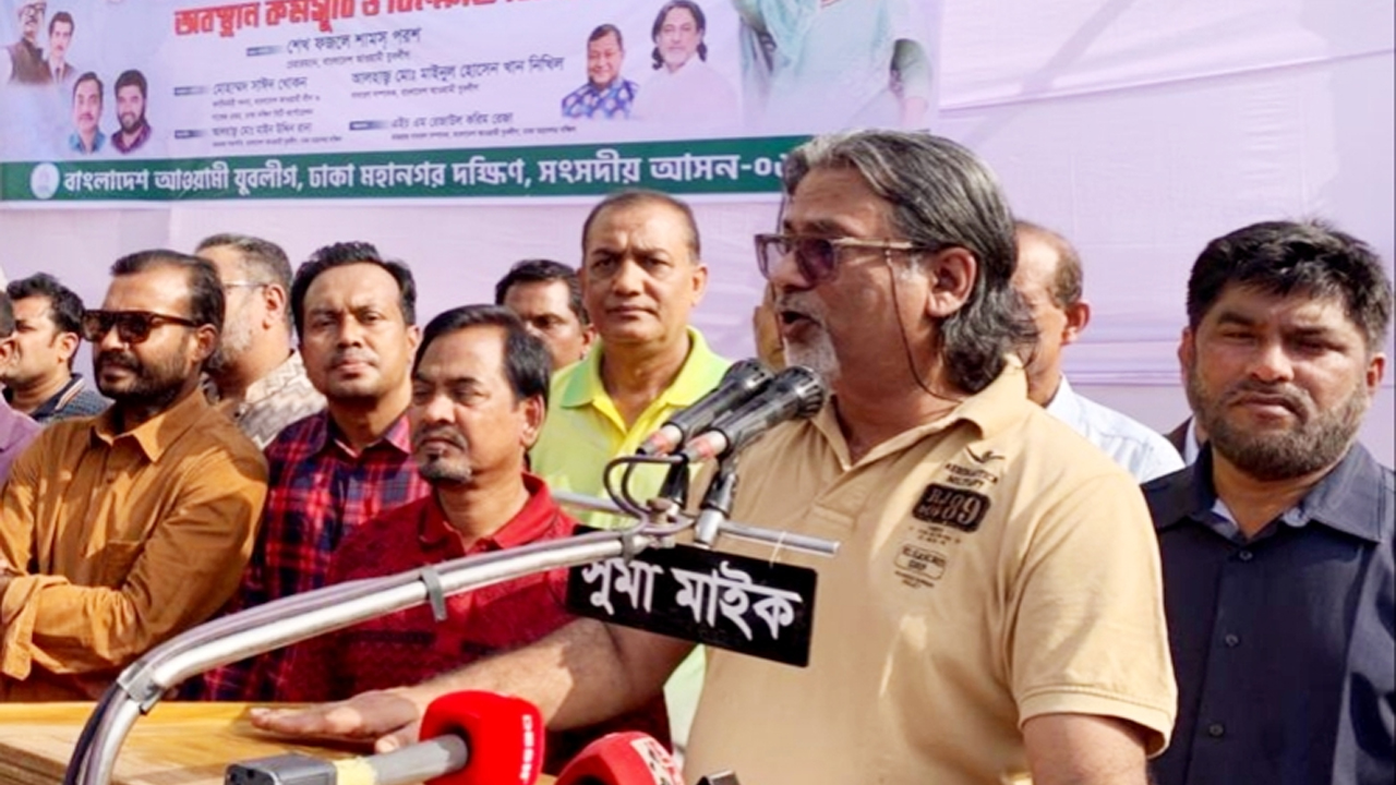 অবস্থান কর্মসূচিতে কথা বলছেন আওয়ামী যুবলীগের চেয়ারম্যান শেখ ফজলে শামস পরশ। ছবি কালবেলা