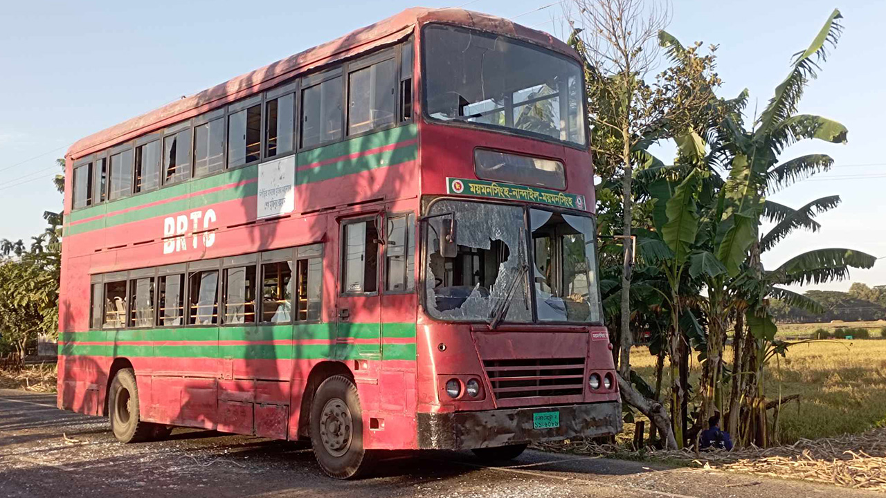 ময়মনসিংহ-কিশোরগঞ্জ আঞ্চলিক মহাসড়কে বিআরটিসি বাস ভাঙচুর। ছবি : কালবেলা