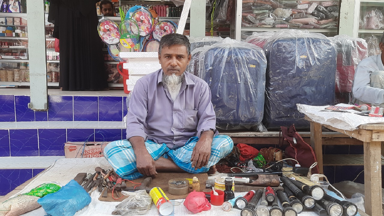 তালাচাবি কারিগর মো. রফিক বেপারি। ছবি : কালবেলা