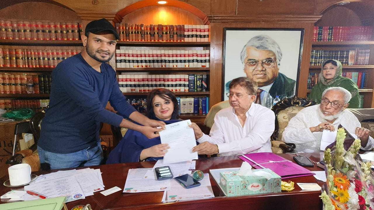 দলের কেন্দ্রীয় কার্যালয়ে মনোনয়নপত্র সংগ্রহ করেন মঞ্জু । ছবি : কালবেলা