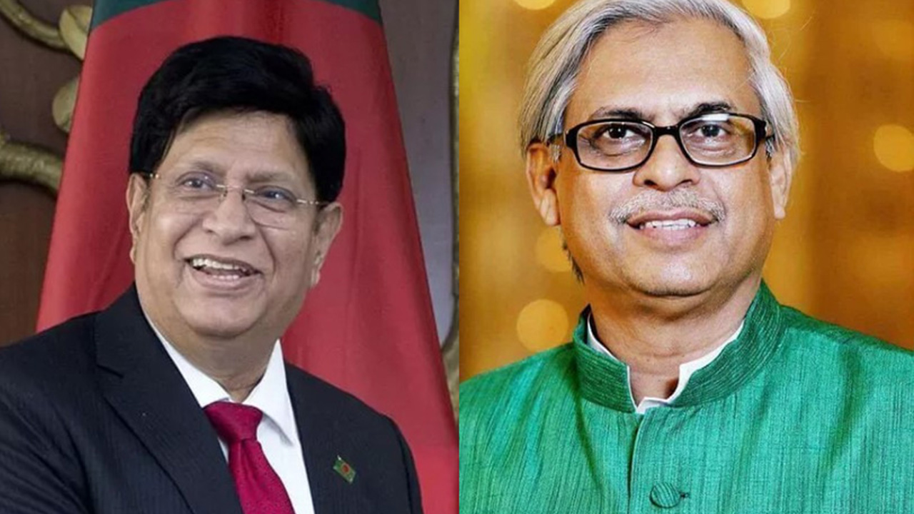 এ কে আবদুল মোমেন ও মিসবাহ উদ্দিন সিরাজ। ছবি : সংগৃহীত