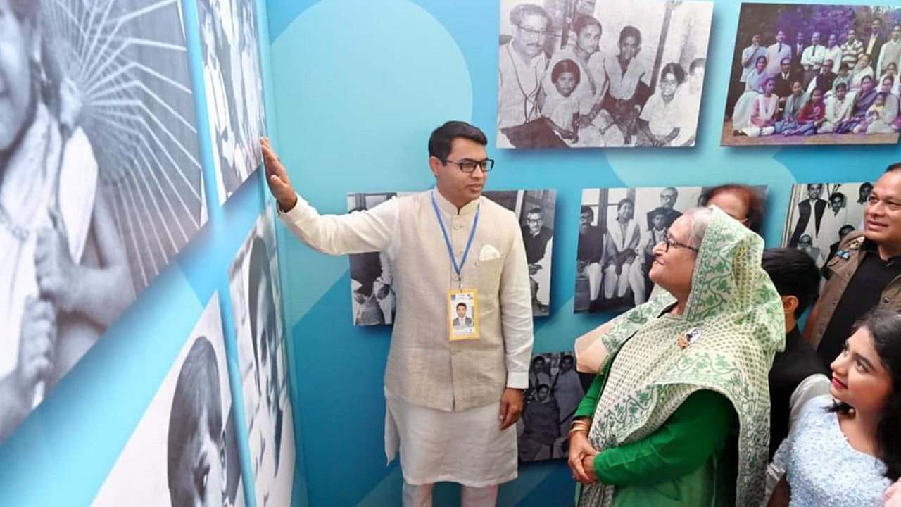 প্রধানমন্ত্রীর সঙ্গে মোহাম্মদ জিল্লুর রহমান। ছবি : কালবেলা