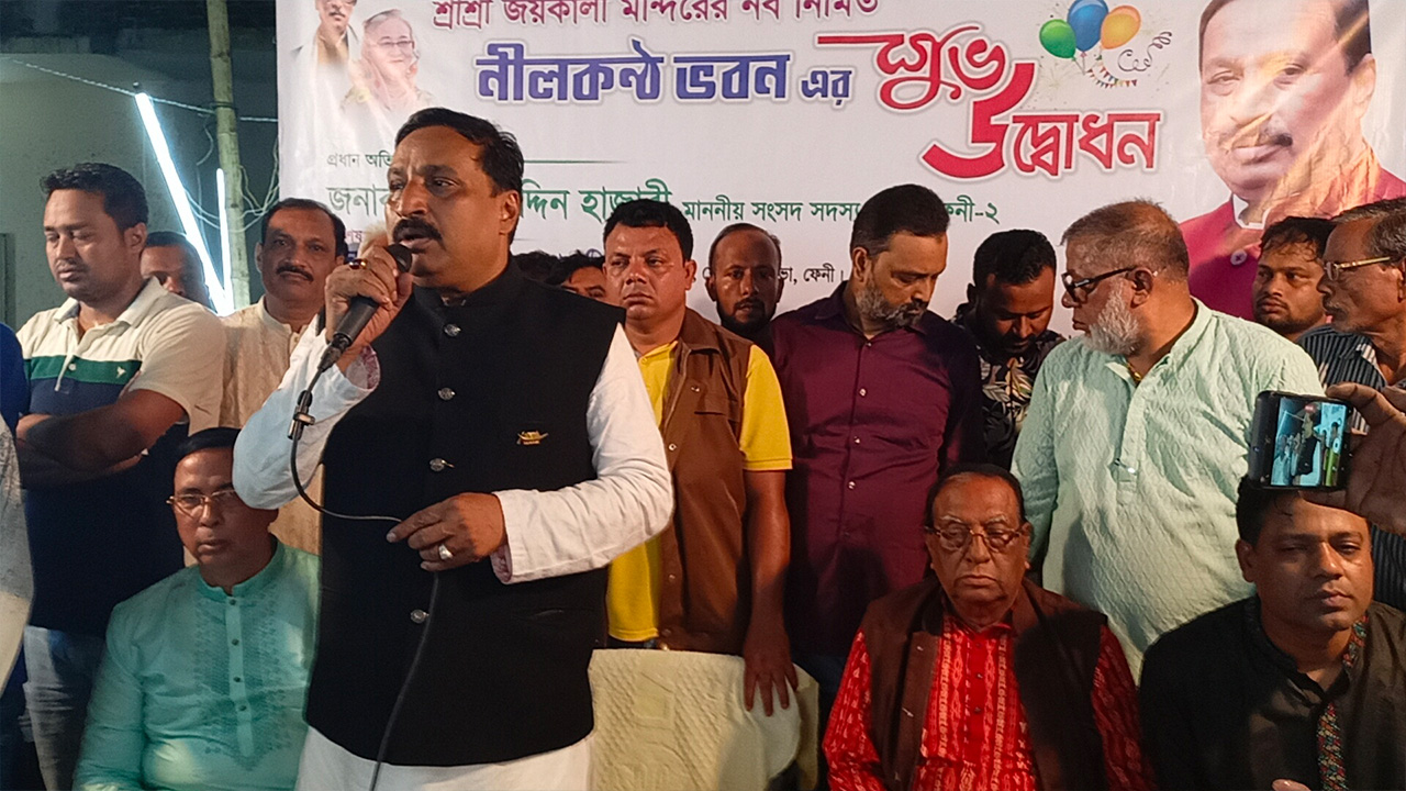 রাস উৎসবে নৌকায় ভোট চাইলেন নিজাম হাজারী। ছবি : কালবেলা