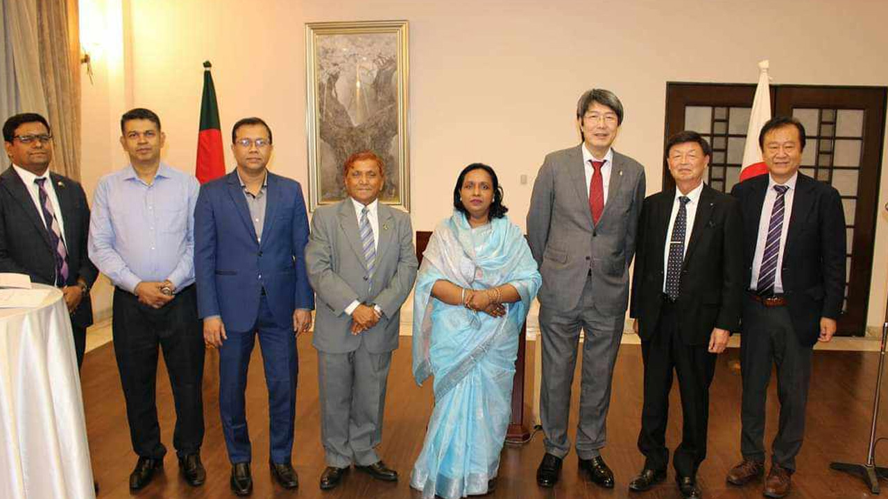 নারায়ণগঞ্জ ও জাপানের নারুটো সিটি করপোরেশনের মধ্যে মৈত্রী নগর চুক্তির স্বাক্ষর অনুষ্ঠানে অতিথিরা। ছবি : কালবেলা
