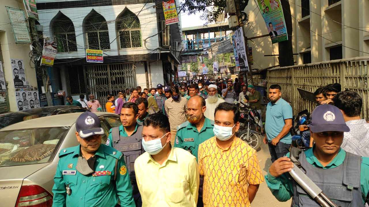 আদালতে এনামুল হক এনু ও তার ভাই রুপন ভূঁইয়া। ছবি: সংগৃহীত