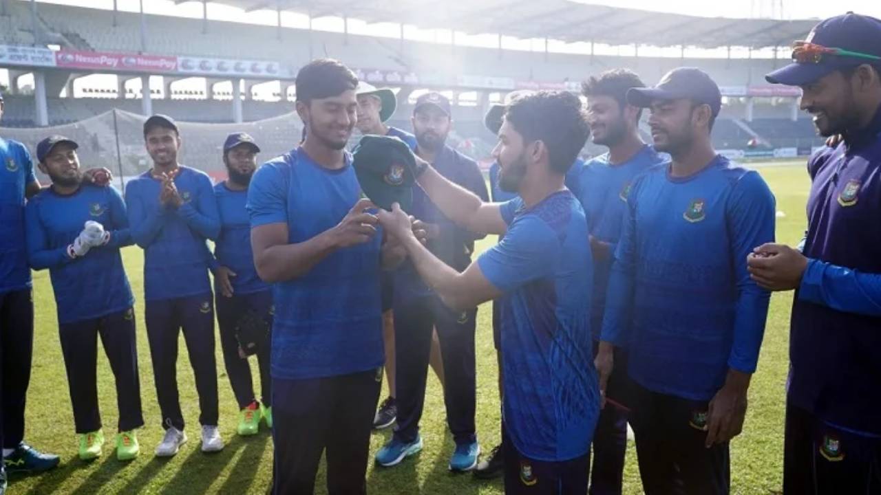 শাহাদাতকে টেস্ট ক্যাপ দিচ্ছেন মমিনুল হক। ছবি : সংগৃহীত 