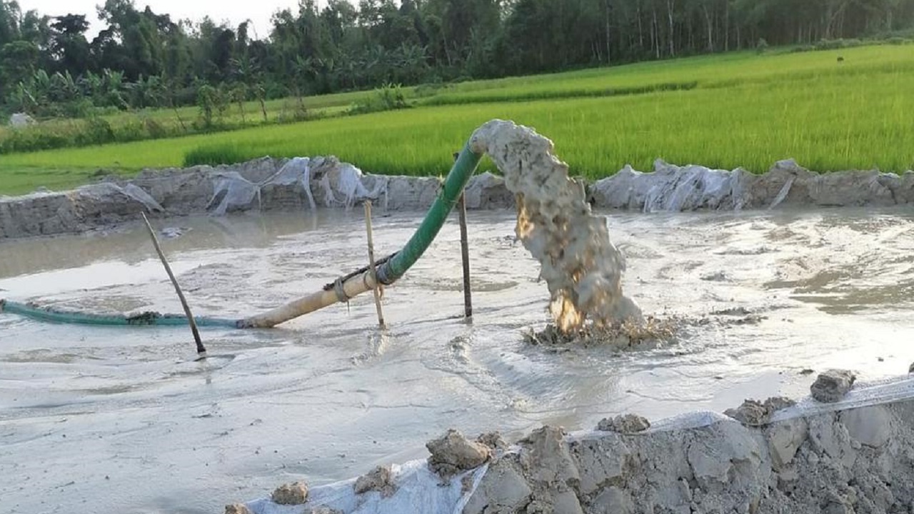 ফসলি জমি থেকে বালু উত্তোলন। ছবি : কালবেলা