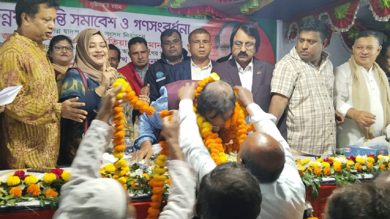 গণসংবর্ধনা অনুষ্ঠানে লালমনিরহাট-৩ আসনের নৌকার মাঝি জেলা আওয়ামী লীগের সাধারণ সম্পাদক অ্যাডভোকেট মতিয়ার রহমান। ছবি : কালবেলা