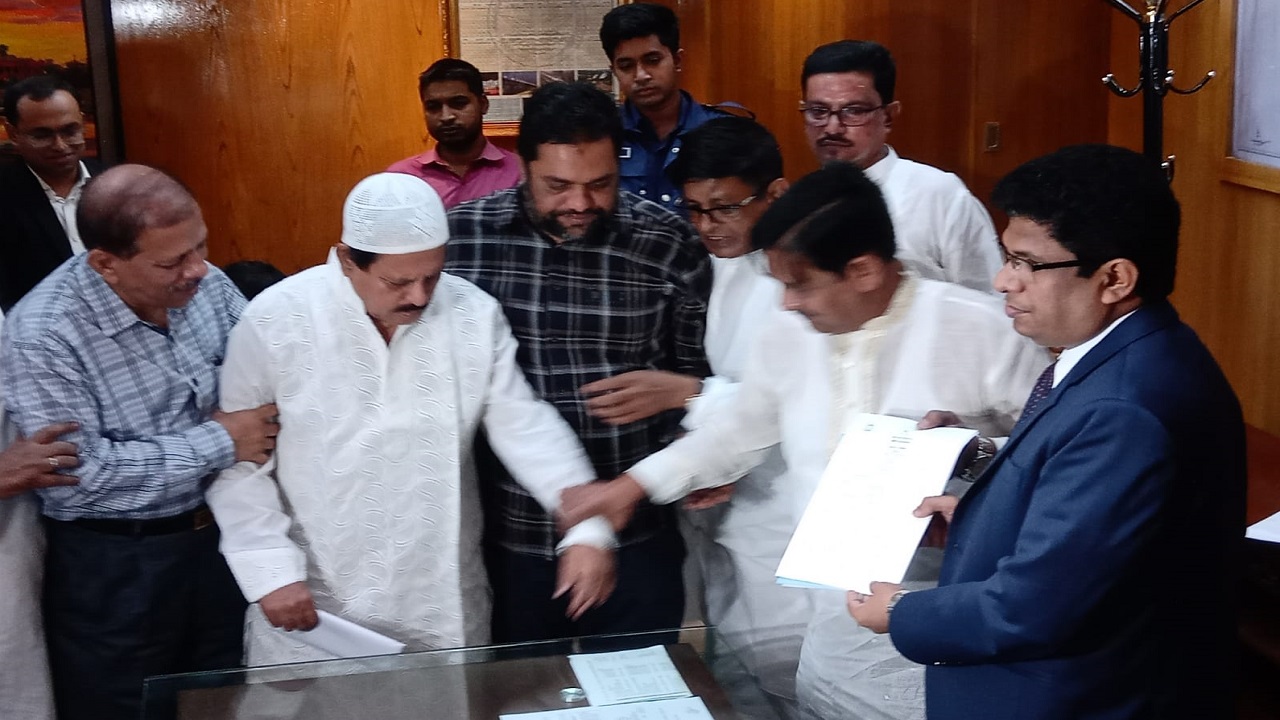 মঙ্গলবার সেরনিয়াবাত সাদিক আব্দুল্লাহর পক্ষে মনোনয়ন ফরম সংগ্রহ করা হয়। ছবি : কালবেলা