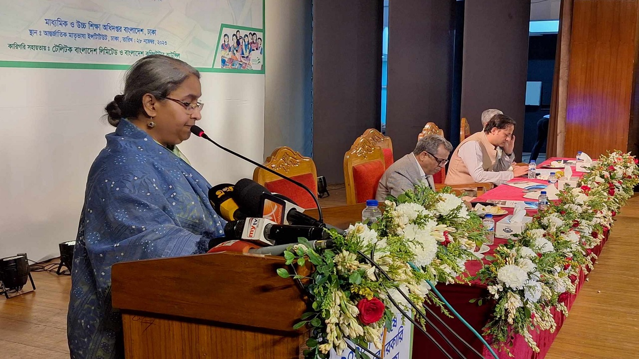 সেগুনবাগিচায় আন্তর্জাতিক মাতৃভাষা ইনস্টিটিউটে স্কুলে ভর্তির লটারি অনুষ্ঠানে কথা বলছেন শিক্ষামন্ত্রী। ছবি : কালবেলা