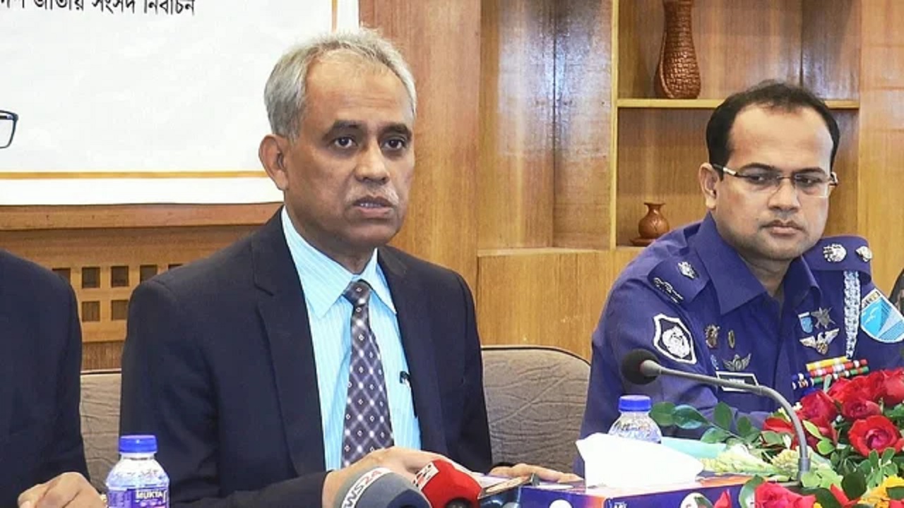 মাদারীপুরে নির্বাচন সংশ্লিষ্ট কর্মকর্তাদের সঙ্গে মতবিনিময় করেন নির্বাচন কমিশনার (ইসি) মো. আলমগীর। ছবি : সংগৃহীত